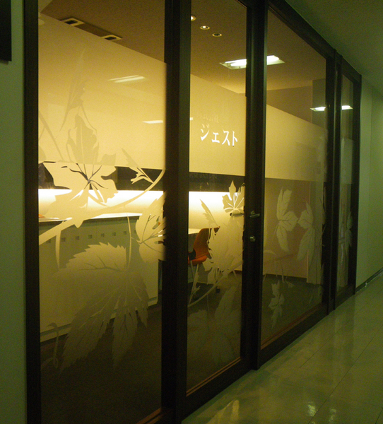 すりガラス風カッティングシートで 店頭のガラスを装飾します 人力検索はてな